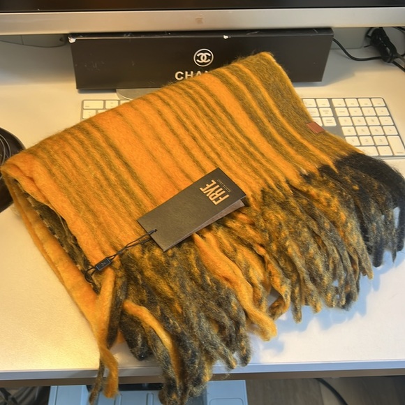 🛑 1 hour sale. FRYE, plaid brushed fringe scarf - Picture 9 of 9